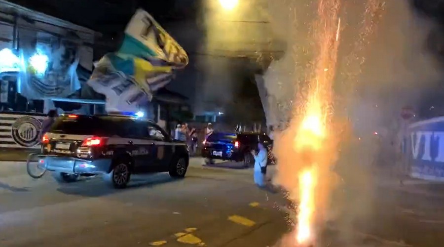 PELE SE VRATIO KUĆI, STIGAO NA STADION SANTOSA Kovčeg sa tijelom prošao ulicama: Ljudi kleče i aplaudiraju (VIDEO)