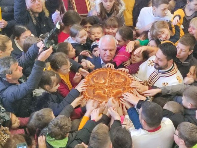 NA RADOST NAJMLAĐIH! Tradicija u Banjaluci: Anđela Bunić (11) pronašla zlatnik u česnici (FOTO)