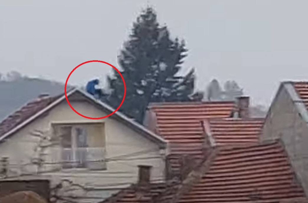 JEZIVO! MLADIĆ (15) PRIJETI DA ĆE SE BACITI S KROVA Pregovaračima šalje poljupce, odbija da sarađuje (VIDEO)