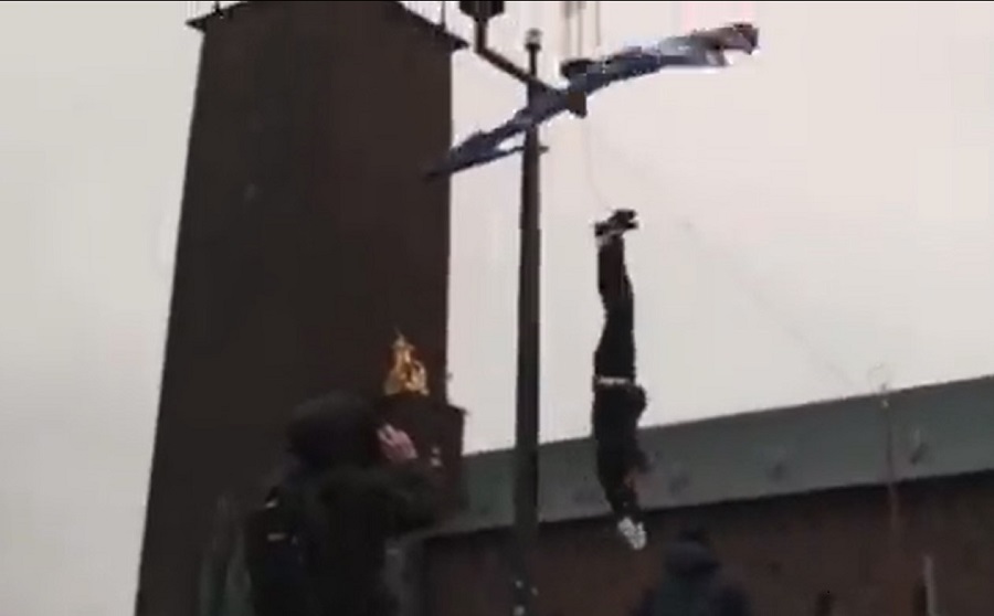 LUTKA SA LIKOM ERDOGANA OBJEŠENA NA JAVNOM MJESTU Turci u šoku: "Ekstremno ozbiljno imitirati pogubljenje lidera" (VIDEO)