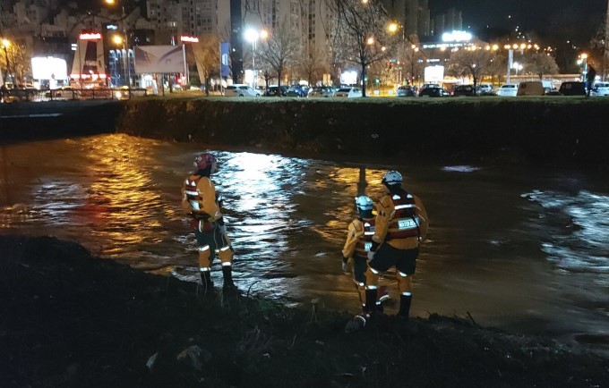 DRAMA U SARAJEVU Muškarac pokušao izvršiti samoubistvo, policajac ga izvukao iz Miljacke