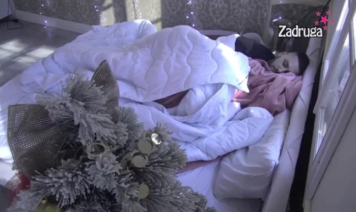ŽESTOK SE*S NA RAJSKOM OSTRVU Sve se treslo od Miljane i Zole, uzdasi odjekivali (VIDEO)