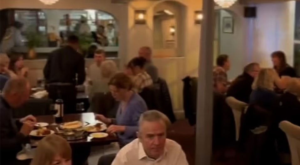 OD NJENIH RIJEČI LJUDE PODILAZI JEZA Žena tvrdi da je vidjela supruga u spotu restorana - on umro prije 9 godina! (VIDEO)