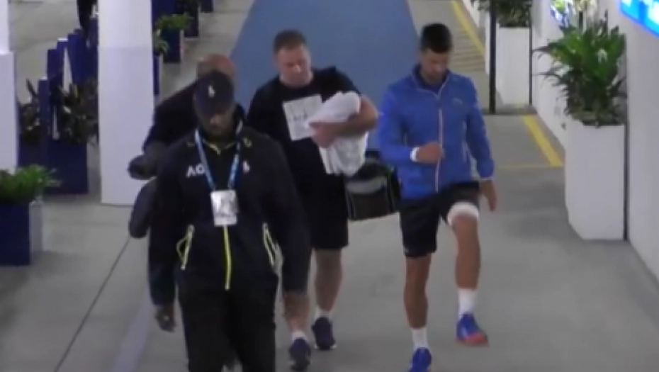 NOVAK NA OPREZU Skinuo zavoj, pa ga ponovo vratio