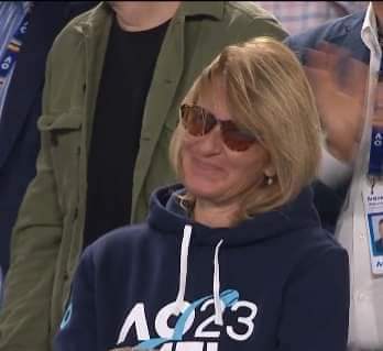 DIJANA ZAPLAKALA OD SREĆE Nole prekinuo intervju, obratio se majci, a ceo stadion joj pjevao pjesmu (VIDEO)