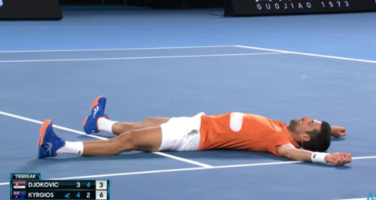 DVA PRIJATELJA PRIREDILA SPEKTAKL U MELBURNU Emocije, smijeh i dobri potezi bili su važniji od finalnog ishoda; Đoković i Kirjos "zagrijali se" pred Australijan open (FOTO/VIDEO)