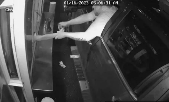 SILEDŽIJA POKUŠAO DA OTME RADNICU KROZ PROZOR: Njena brza reakcija oduševila je policiju (VIDEO)