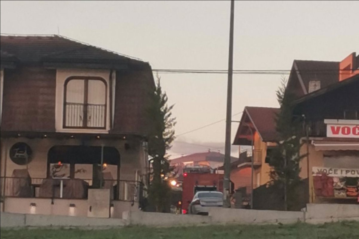 Požar u banjalučkom naselju Petrićevac, dva vatrogasna vozila na terenu