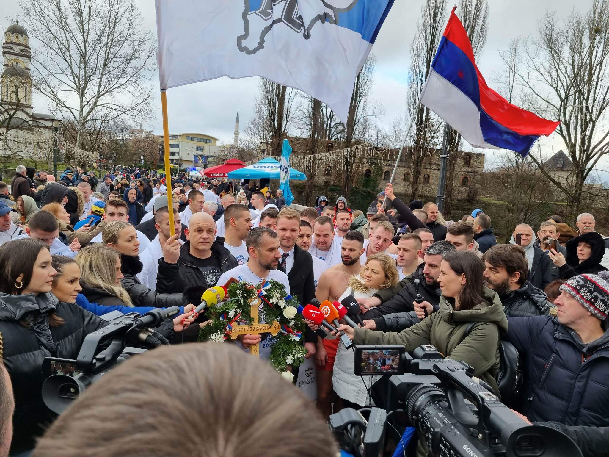 SVIJETLI PRIZOR DANAŠNJEG TMURNOG DANA Djevojčica iz prvih redova pružala veliku podršku hrabrim plivačima (FOTO)