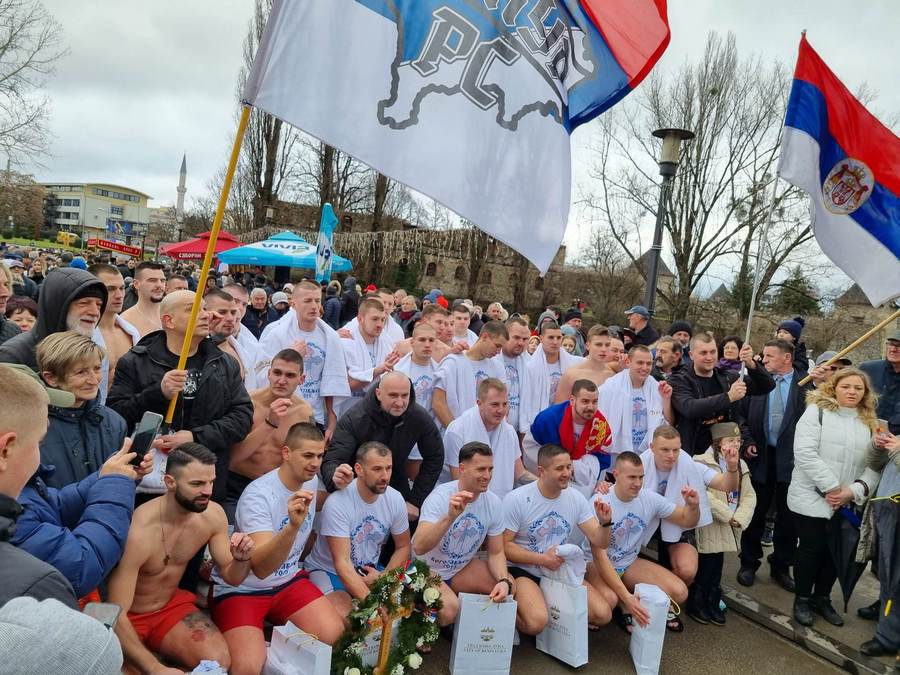 PLIVANJE ZA ČASNI KRST U BANJALUCI Ognjan Miletić najhrabriji u borbi sa hladnim Vrbasom (FOTO/VIDEO)