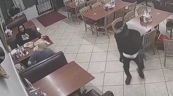 BIZARAN SLUČAJ Mušterija usmrtila pljačkaša sa lažnim pištoljem (VIDEO)