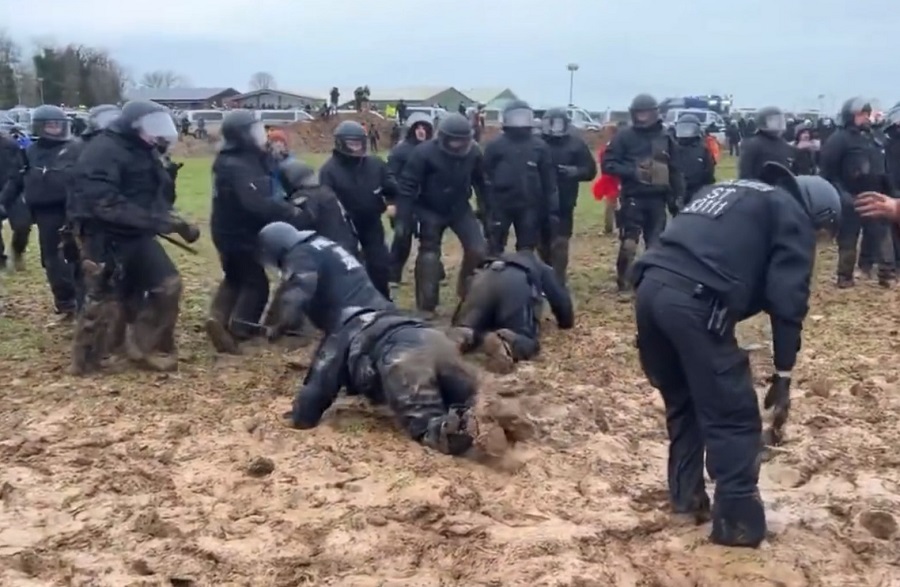 POLICAJCI U OPREMI ZA RAZBIJANJE DEMONSTRACIJA ZAGLIBILI U BLATU! ​Hiljade demonstranata okupilo se da spriječi rušenje sela (VIDEO)