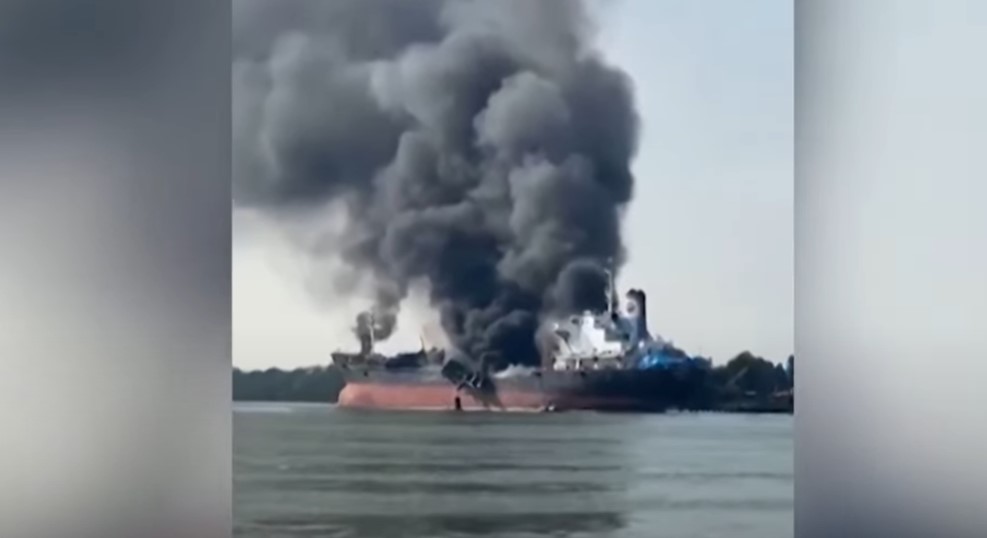 CRN GUSTI DIM OBAVIO JE BROD Izgorio naftni tanker na Tajlandu, jedna osoba poginula