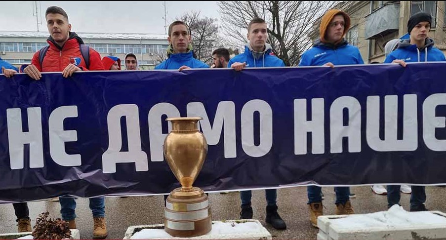 „NISU OVO ZIMSKE GUME, DA IH TEK TAKO KUPI KO STIGNE“ RK Borac organizovao protestnu šetnju, ne daju svoju imovinu