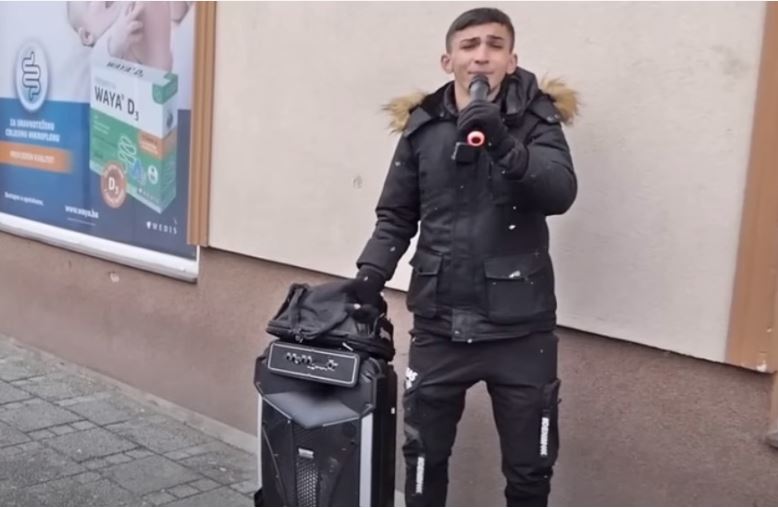 "TJERAJU ME SA ULICE, ALI NE ODUSTAJEM" Bolje pjevati nego prositi (VIDEO)