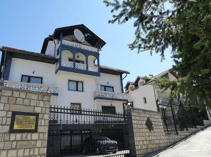 BITI PRIJATELJ SA SAD JE KAO KUPITI KARTU ZA TITANIK Ruska ambasada: Kome Amerikaci drže predavanja?