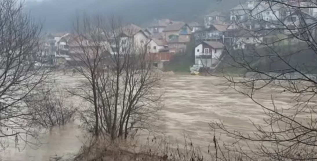 POPLAVE U SRBIJI, IZLILA SE RIJEKA LIM Majka evakuisana sa šestoro djece