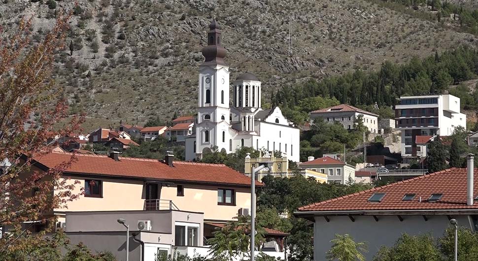 IZA SVETINJE TEŠKA ISTORIJA, A NI SADAŠNJOST NIJE BOLJA Saborni hram u Mostaru stradalni čuvar Srba