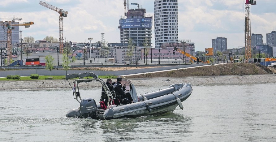 JOŠ JEDAN HAOS NA SAVI Pijani kapetan brod nasukao na tri splava