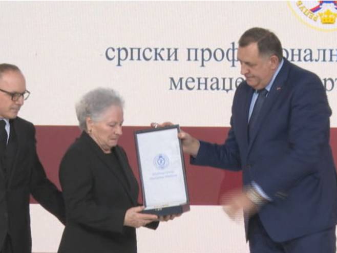 POVODOM DANA REPUBLIKE! Siniši Mihajloviću Orden zastave Srpske sa zlatnin vijencem, Dodik odlikovanje uručio njegovoj majci