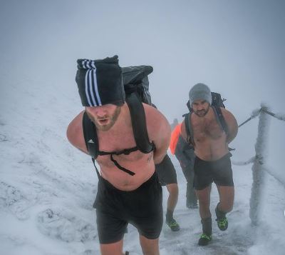 BIVŠI NJEMAČKI FUDBALER PONOVO ŠOKIRAO SVIJET Bez majice hodao po zaleđenoj stazi: Temperatura je bila -19 stepeni