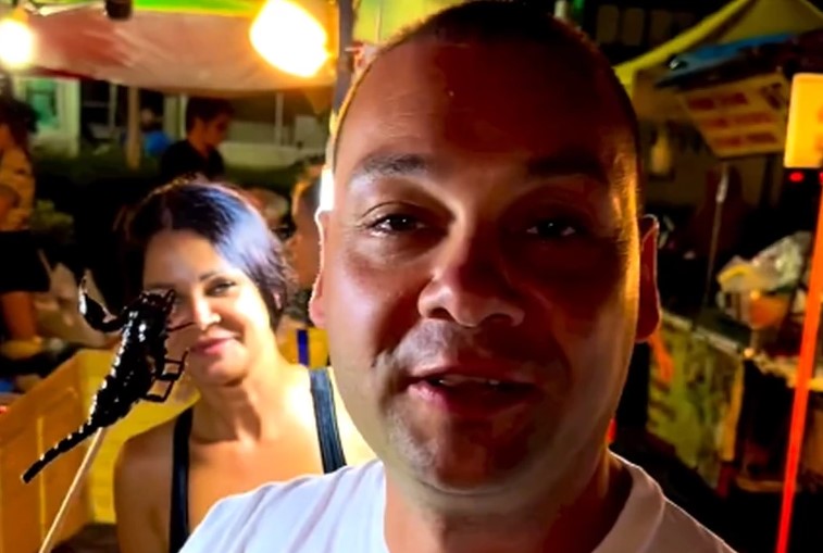 "DUŠU BIH ISPOVRAĆAO" Pjevač pojeo škorpiju i zgrozio fanove (VIDEO)