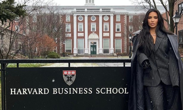 KIM KARDAŠIJAN POSTALA PROFESORICA? Starleta održala predavanje na Harvardu, studenti se zabezeknuli kad su je ugledali (VIDEO)