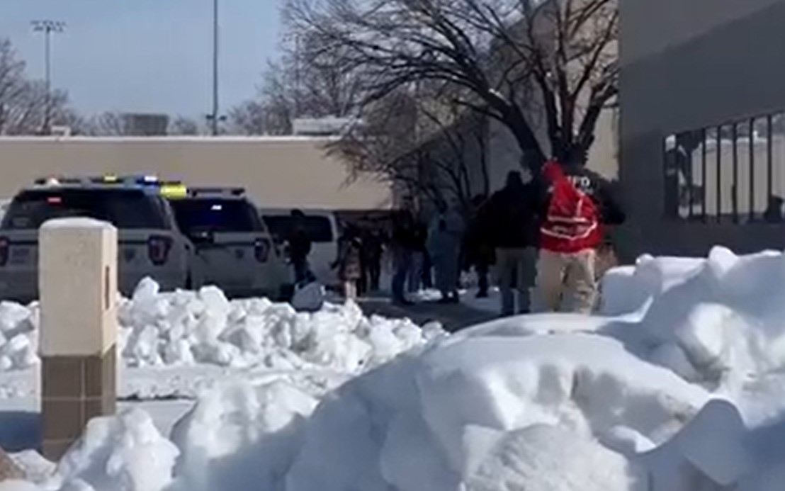 KRVAVI OBRAČUN U SAD-u Ubijena dva učenika, ranjeni nastavnik u kritičnom stanju (VIDEO)