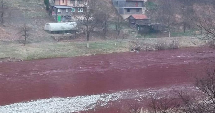 "KRVAVA" BOSNA ZABRINULA GRAĐANE Rijeka poprimila crvenu boju, inspekcija na terenu (VIDEO)