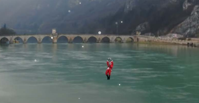 NEVJEROVATAN PRIZOR U VIŠEGRADU Djed Mraz stigao zip-lajnom (VIDEO)