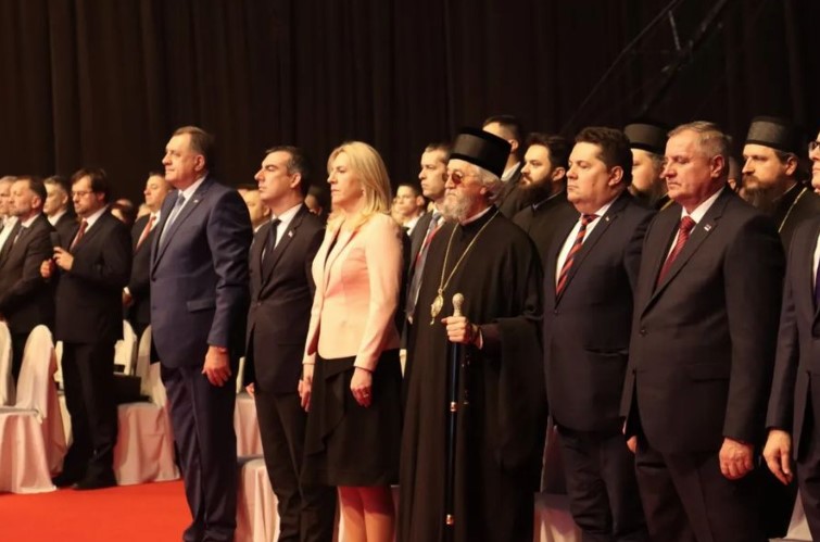 "VJERUJEM U SRPSKU I SLOBODARSKU IDEJU" Cvijanovićeva čestitala Dan Republike (FOTO)