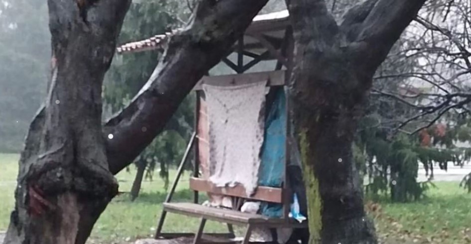 PRIČA KOJA TJERA SUZE NA OČI Zeničanka sa sinom sa poteškoćama u razvoju već dva mjeseca živi na klupi