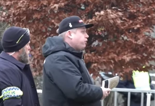 NEREDI U ŠVEDSKOJ Ekstremni desničar spalio primjerak Kurana ispred turske ambasade u Štokholmu