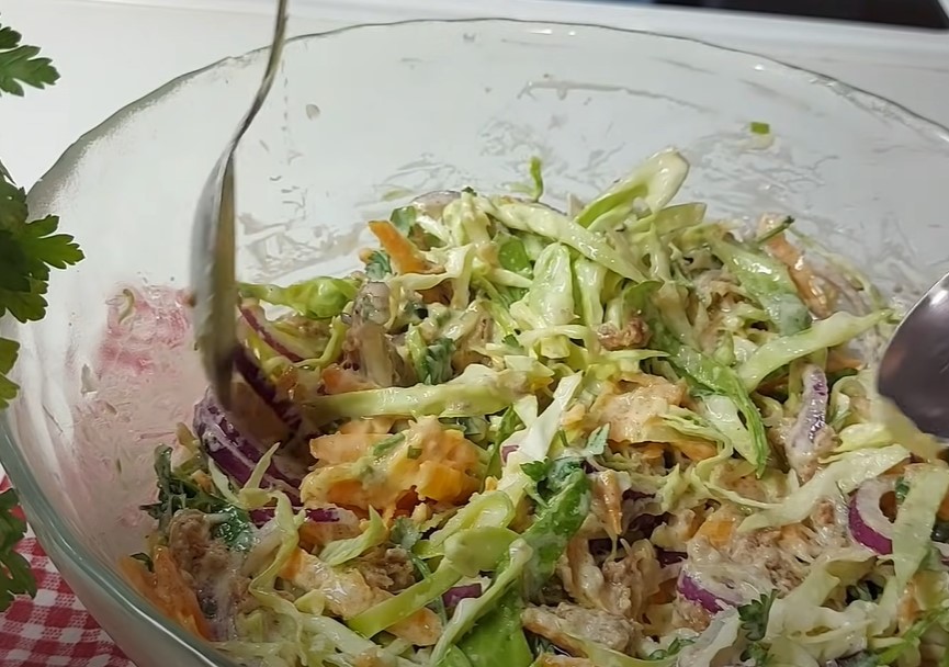 JEDNOSTAVNA ZA PRIPREMU, A PRSTE DA POLIŽEŠ Metropol salata ukusnija i bolja od čuvene ruske
