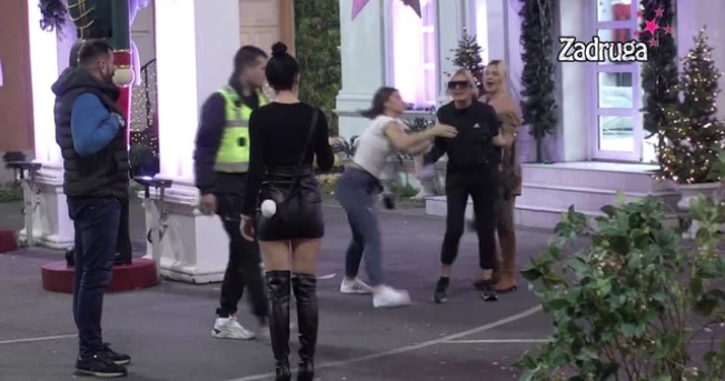 OBEZBJEĐENJE ULETJELO MUNJEVITOM BRZINOM! Maja Kovačević napala Anitu, ori se imanje: "K*rvo, to mi je za sahranu!" (VIDEO)