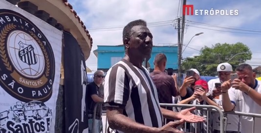 LJUDI SU BILI U ŠOKU Peleov dvojnik se pojavio na sahrani i izazvao pravu pometnju