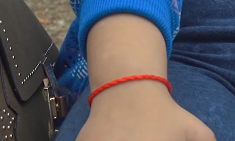 SVEŠTENIK RAZRIJEŠIO MISTERIJU Štiti li crveni konac od uroka?