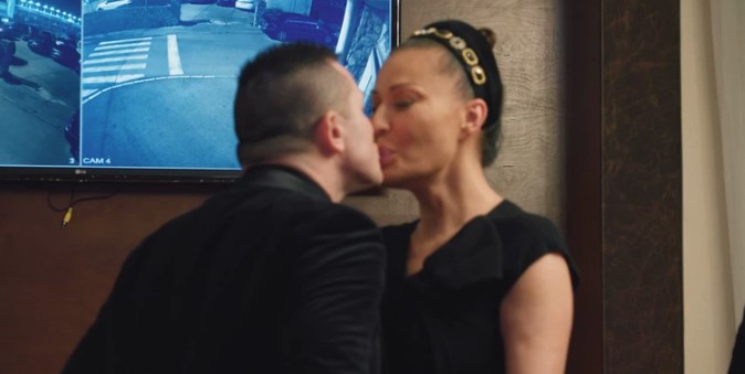 PAO PRVI POLJUBAC U NOVOJ GODINI Ceca snimljena u svojoj kući sa nepoznatim muškarcem (FOTO)