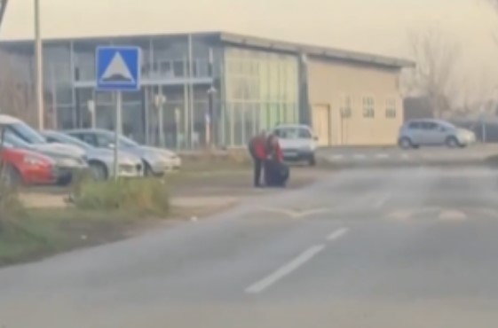PRIZOR OD KOJEG ĆE VAS UHVATITI JEZA Mladić brutalno tukao djevojku, pobjegao kada su prišli prolaznici (VIDEO)