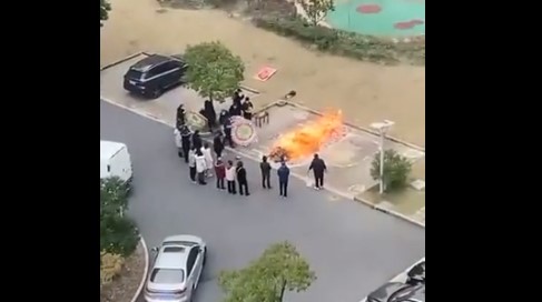 UŽASNI PRIZORI IZ PEKINGA Očajni Kinezi pale mrtve na lomačama (VIDEO)