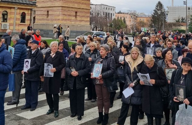 MAJKA I KĆERKA POGINULOG BORCA RASPLAKALE SVE! Bojana je bila u stomaku kada joj je otac poginuo, a Zora izgubila sina jedinca: "Budite ponosni, ljubite Srpsku i samo tako žrtve neće biti uzalud"