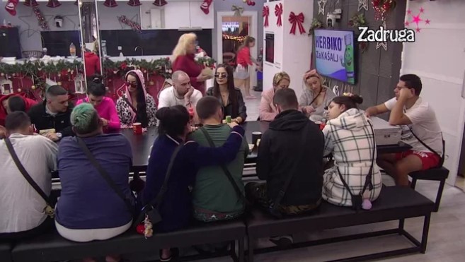 PALO POMIRENJE?! Zorica priznala da je presrećna što je sa Mikicom u sjajnim odnosima! Zahvalila se na poklonu, a onda se obratila njegovom ocu! (VIDEO)