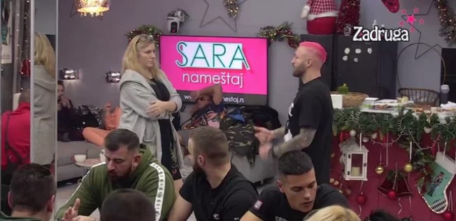 "ZANIMLJIVO VAM JE DA PROBATE ŽENE" Matora ocrnila svoje "drugarice", Jelena na meti osuda zbog uvlačenja Maji Marinković! (VIDEO)