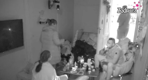 "DA NAPRAVIM PEČENI SUTLIJAŠ" Zola i Miljana ne kriju neprijatnost dok se Car ophodi prema Maji kao prema "truleks" krpi! (VIDEO)