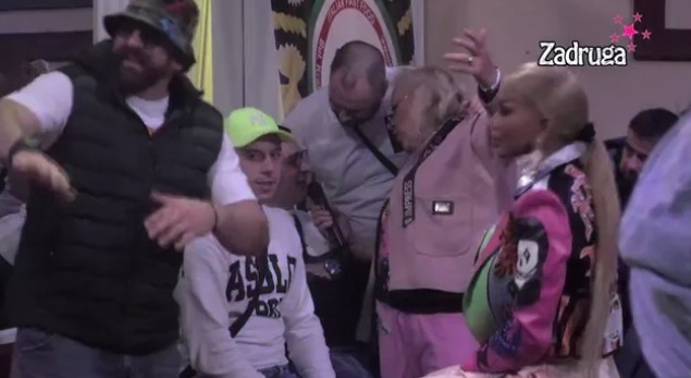 SVI U GLAS! Zvezdan i Bebica pali u sevdah, zapjevali zajedno sa Zoricom Marković njen najveći hit, a ovo ih je bacilo na koljena! (VIDEO)