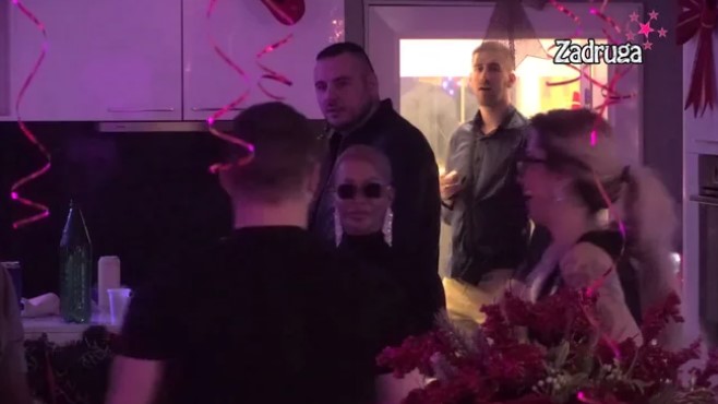 GLEDA, NE TREPĆE! Car poput kobre posmatrao Aleksandrin performans, a jedan detalj uticao je da se dodatno razbjesni! (VIDEO)