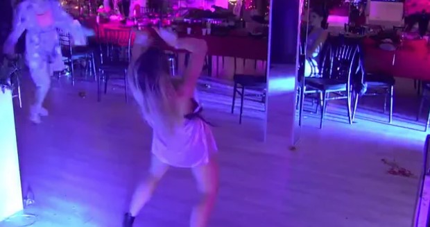 NIJE ZA ONE SA SLABIM SRCEM! Miljana plesnom tačkom dovela atmosferu do usijanja, pa pokazala svoje gipko tijelo! (VIDEO)