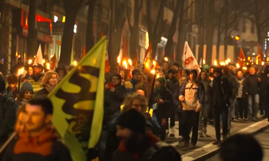 Situacija u Francuskoj "eksplozivna": Masovni protesti divljaju širom zemlje (VIDEO)