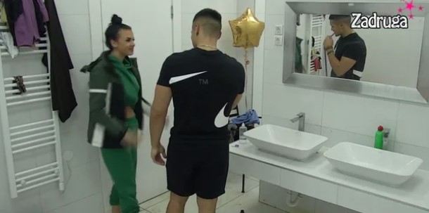 MATORA NA APARATIMA! Anita završila sa Markom u toaletu, Neca i Marković komentarisali njenu i Palčicinu intimu i grudi! (VIDEO)