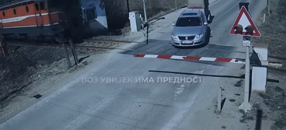 ŽELJEZNICE SRPSKE OBJAVILE ŠOKANTAN VIDEO Pojedini vozači ne poštuju pravilo - VOZ UVIJEK IMA PREDNOST!